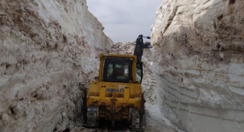 Hakkari'de Askeri Üs Bölgesinde 8 Metrelik Kar Temizleniyor