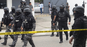 Herkesi korkutan canlı yayın baskını! Spikerin cebine dinamit koydular