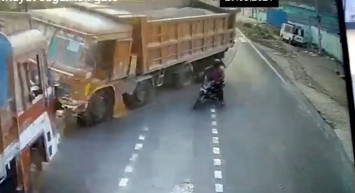 Hindistan'da Hatalı Çıkış Yapan Sürücü Kazaya Sebep Oldu