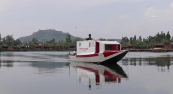 Hindistan’da Koronavirüs Hastaları İçin Yüzen Ambulans Yaptı