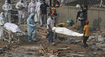 Hindistan’da Ölenlerin Cansız Bedenleri Ganj Nehri’ne Atıldı