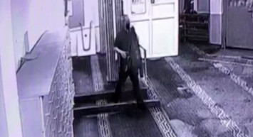 Hırsız pes dedirtti! Beğenmediği ayakkabıyı diğeriyle değiştirdi