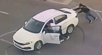 Hırsızlık Yapmak İçin Kiraladıkları Aracı Benzini Bitince İttiler