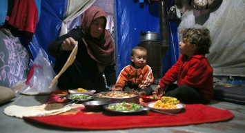 İdlib'deki Kamplarda Yoksulluk İçinde İlk İftar
