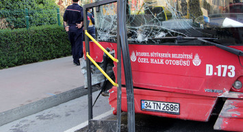 Beşiktaş'ta İETT Otobüsü Bariyerlere Çarptı