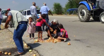 İki Yüzlülüğün Böylesi! Para Etmiyor Diye Akşener'in Önüne Döktüğü Soğanları Gidince Topladı