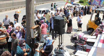 İndirim Koronavirüsü Unutturdu! Kocaeli’de Market Alışverişinde Sosyal Mesafesiz Kuyruk Oluştu