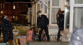 İngiltere Başbakanı Johnson Polis Kılığına Girdi! Uyuşturucu ile Mücadeleye Katıldı