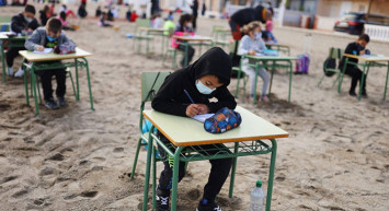 İspanya'da Yüz Yüze Eğitime Engel Yok! Öğrenciler, Plajda Ders Yaptı