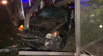 Isparta’da Dehşet Dolu Anlar: Otomobil Otobüs Durağına Daldı