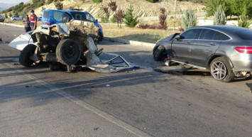 Isparta'da Korkutan Kaza Minibüs İkiye Bölündü! O Anlar Kameraya Yansıdı