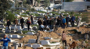 İsrail'in işgali Gazze'yi çaresiz bıraktı: Cenazeler caddelere gömülüyor