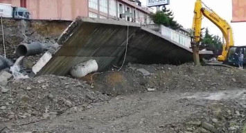 İstanbul Başakşehir'de Şiddetli Yağmur Sonrası İstinat Duvarı Çöktü!