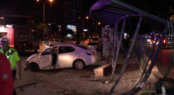 İstanbul Kozyatağı’nda korkutan kaza: Kontrolünü kaybeden araç yolcuların olduğu durağa daldı