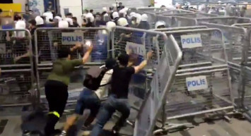 İstanbul Sözleşmesi Protestosunda LGBT Destekçileri Polisin Üzerine Yürüdü, Barikatları Yıktı!