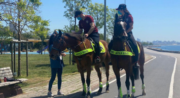İstanbul'da Atlı Polislerden Bayram Denetimi