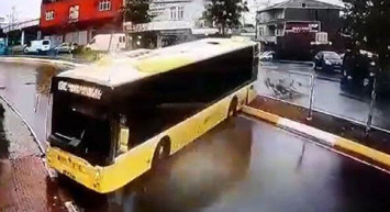 İstanbul'da kabus dolu anlar! İETT otobüsü seyir halindeyken hakimiyetini kaybedince kaldırıma çıktı!