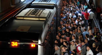 İstanbul’un ulaşım çilesi bitmiyor: Mahşer yerine dönen metrobüs sırasında vatandaş isyan etti