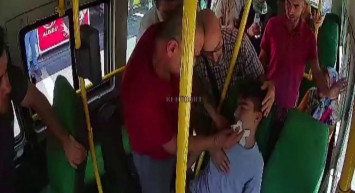 İyi insanlar iyi ki var! Adana’da bir dolmuş şoförü, epilepsi krizi geçiren 12 yaşındaki çocuğu güzergahından çıkarak hastaneye yetiştirdi!