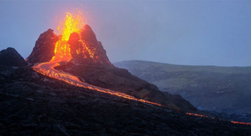İzlanda’daki Yanardağın Lavları Duvarla Durdurulacak