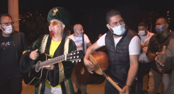 İzmirli Sanatçılar Vatandaşları Şarkılar Eşliğinde Sahura Kaldırdılar