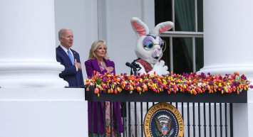 Joe Biden, Paskalya Bayramı'ndaki tavşan tarafından kukla gibi oynatıldı! İşte o anlar