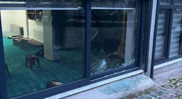 Kadıköy’de çirkin olay: Kur’an kursunun camını tekmeleyip küfürler savurdu