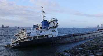 Karaya Oturan Dev Gemi Su Altında Sökülüyor