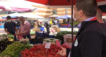 Keşan’da Diliyle Parmaklarını Islatarak Poşetleri Açan Pazarcıya Ceza