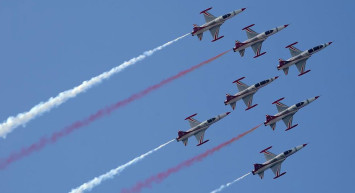 Kıbrıs Semalarında F-16'lar ve Türk Yıldızları'ndan Gösteri Uçuşu