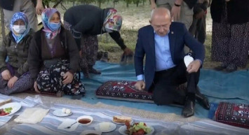 Kılıçdaroğlu İşçilerin Yer Sofrasına Ayakkabılarını Çıkarmadan Oturdu