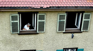 Komşusundan, Evinde Dolaşan Kadına Uyarı: Çocuklarım Senin Şovunu Görmek İstemiyor