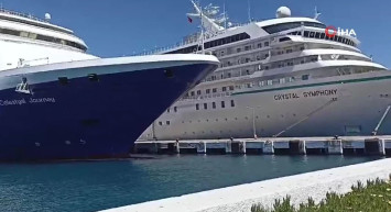 Kuşadası’nda dev gemi iskeleye çarptı