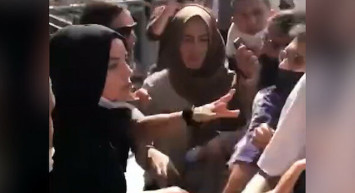 LGBT'liler Başörtülü Kadınlara Saldırdı! 'Sizin Yüzünüzden Özgürlüğümüz Yok