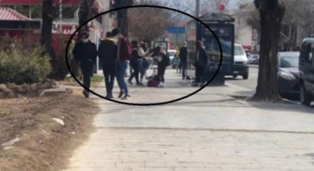 Liseli Kızlar Sokak Ortasında Birbirine Girdi