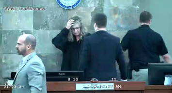 Mahkemede ülkeyi ayağa kaldıran görüntüler: Kararı beğenmeyen sanık hakime saldırdı!