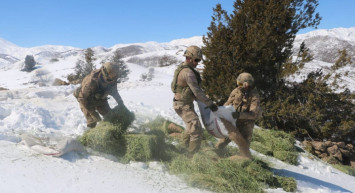 Mehmetçik Yaban Hayvanlar İçin Kırsal Kesime Yem Bıraktı