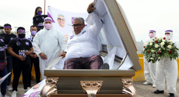 Meksikalı Vekil Adayından Tabutlu Seçim Kampanyası