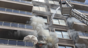 Mersin'de 10 Katlı Binanın 4. Katında Çıkan Yangında Korku Dolu Anlar Yaşandı! İtfaiye Ekipleri Yangın Yerine Akın Etti