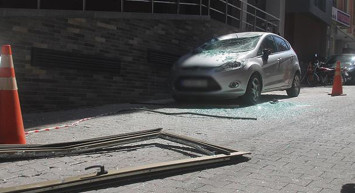 Mersin'de Aracın Üzerine 7. Kattan Pencere Düştü