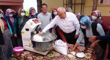 Mersin’de Emekçi Kadınlara Kolaylık Geldi! Yörük Kadınları Hamur Yoğurma Makinesiyle Tanıştı