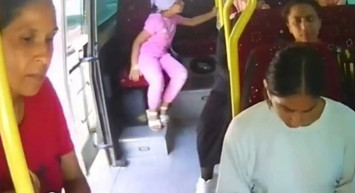 Mersin'de ölüme götüren ihmalkarlık! Minibüsün kapısı açık kalınca yaşanan feci anlar saniye saniye kaydedildi