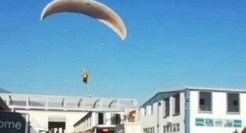 Mesaiye paraşütle uçarak gitti