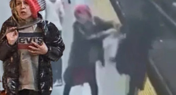 Metro istasyonunda akıllara durgunluk veren anlar! Durduk yere kadını raylara itti