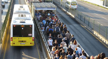 Metrobüs Arıza Yaptı! Edirnekapı’da Kuyruk Oluştu