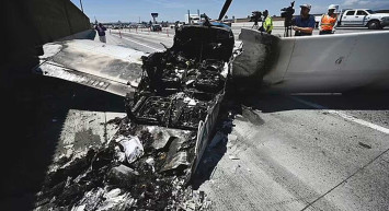 Motoru arızalanan uçak otoyola iniş yaptı! Kamyon ile çarpıştı