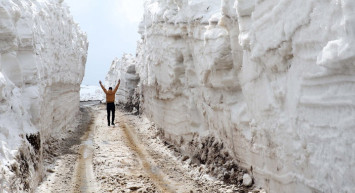 Muş'ta Karla Kaplı Köy Yolları Açılıyor