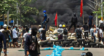 Myanmar'da Göstericiyi Yerde Sürüklediler!