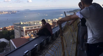 Nefesler Kesildi! Polis 13. Kattan Atlamaya Çalışan Genci Böyle Kurtardı