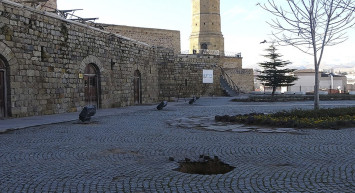 Niğde Kalesi’ni Gezerken Define Kuyusuna Düştü